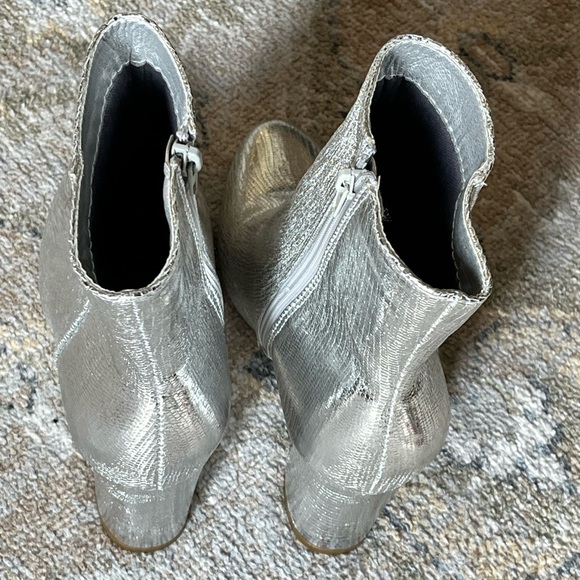 Camel Toes Silver Colored Boot in Size 7 - Picture 5 of 12